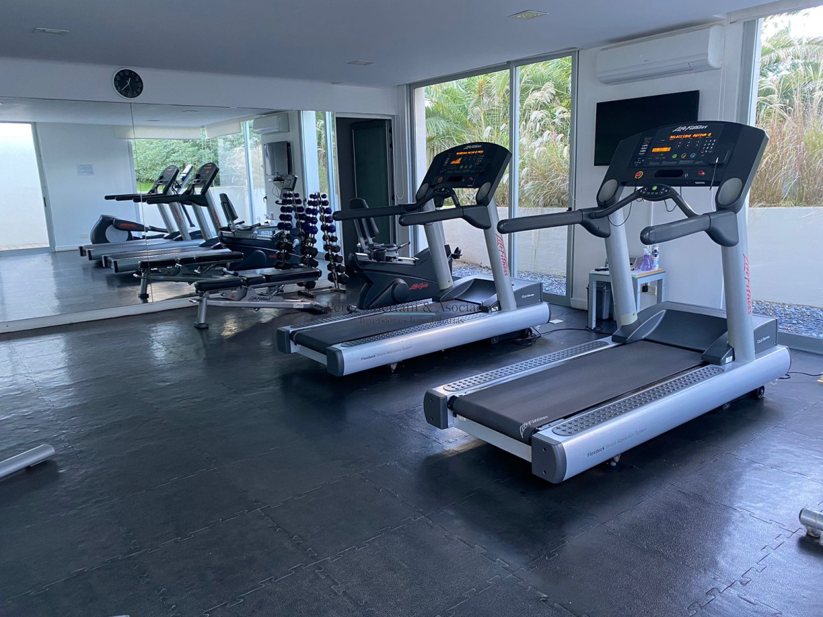 Apartamento ID.583 - Venta Apartamento Primera Linea Playa Brava 3 dormitorios y servicio 