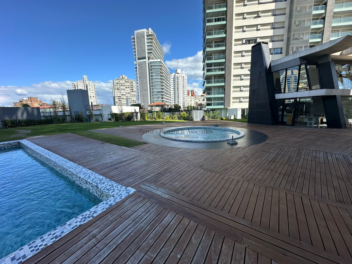 Apartamento ID.911 - Venta de hermoso a apartamento de tres dormitorios en torre con excelente ubicación en Punta del este en torre premium. 