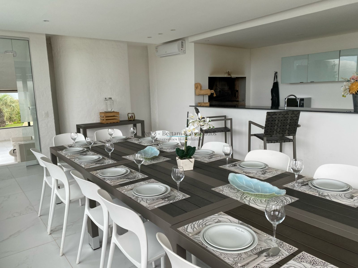 Apartamento ID.184 - Venta Apartamento 3 dormitorios ,con parrillero propio  Primera linea Playa Mansa, Torre con amenities