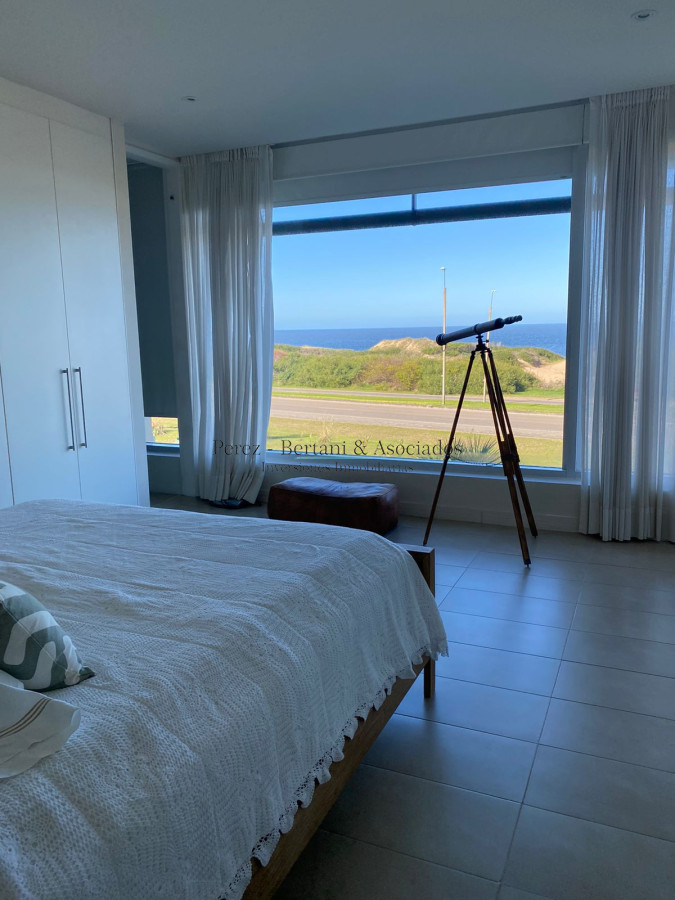 Apartamento ID.583 - Venta Apartamento Primera Linea Playa Brava 3 dormitorios y servicio 