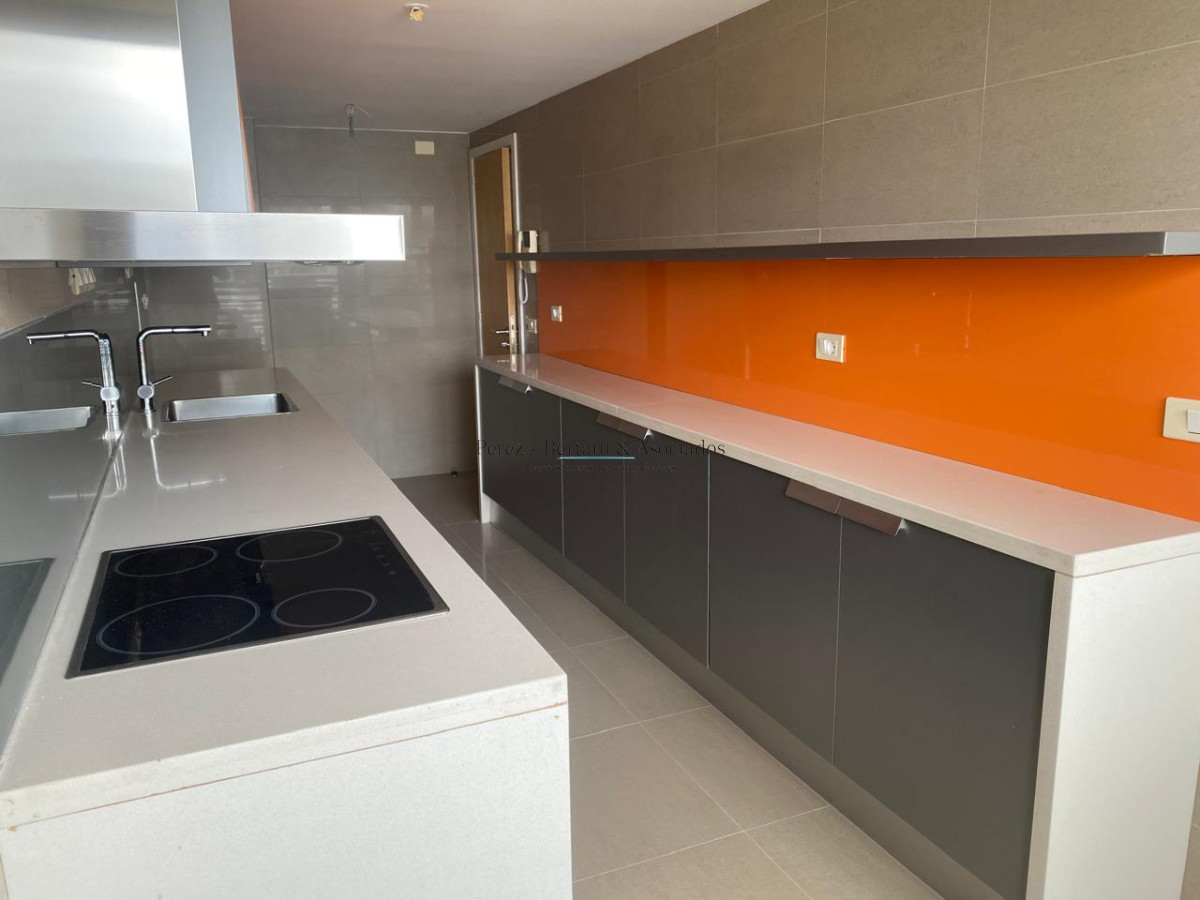 Apartamento ID.600 - Venta Apartamento 3 dormitorios  Primera linea Playa Mansa  Torre con amenities y espacio verde