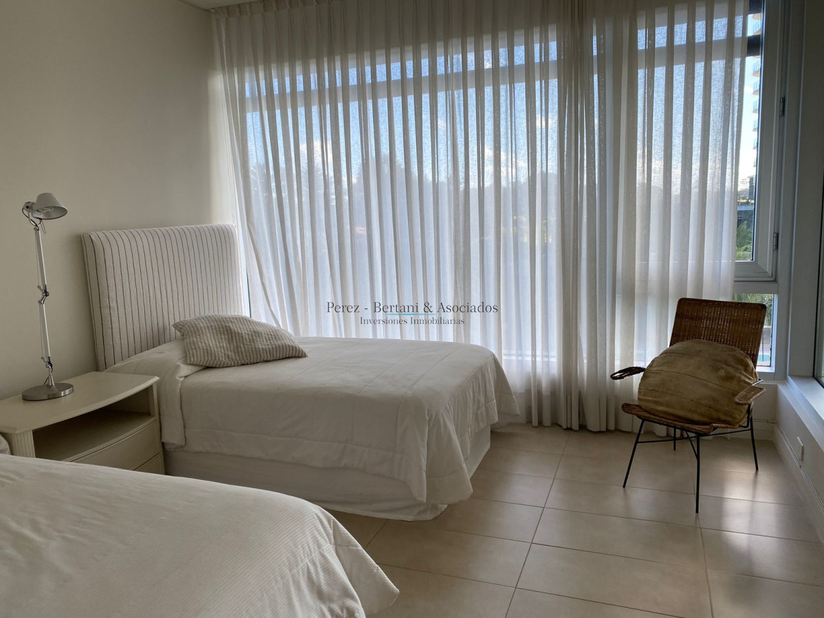 Apartamento ID.583 - Venta Apartamento Primera Linea Playa Brava 3 dormitorios y servicio 