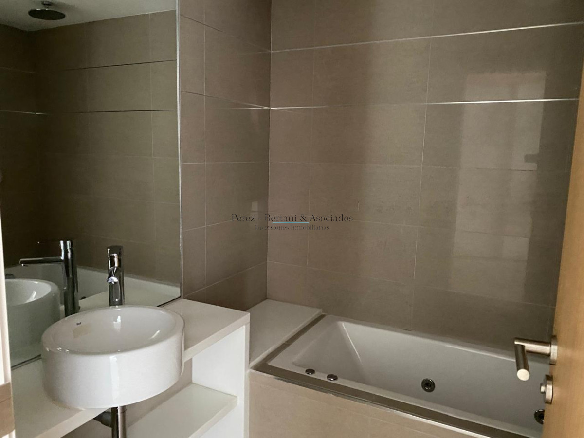 Apartamento ID.600 - Venta Apartamento 3 dormitorios  Primera linea Playa Mansa  Torre con amenities y espacio verde