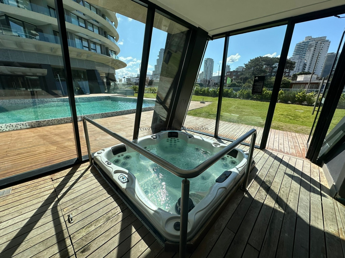 Apartamento ID.911 - Venta de hermoso a apartamento de tres dormitorios en torre con excelente ubicación en Punta del este en torre premium. 