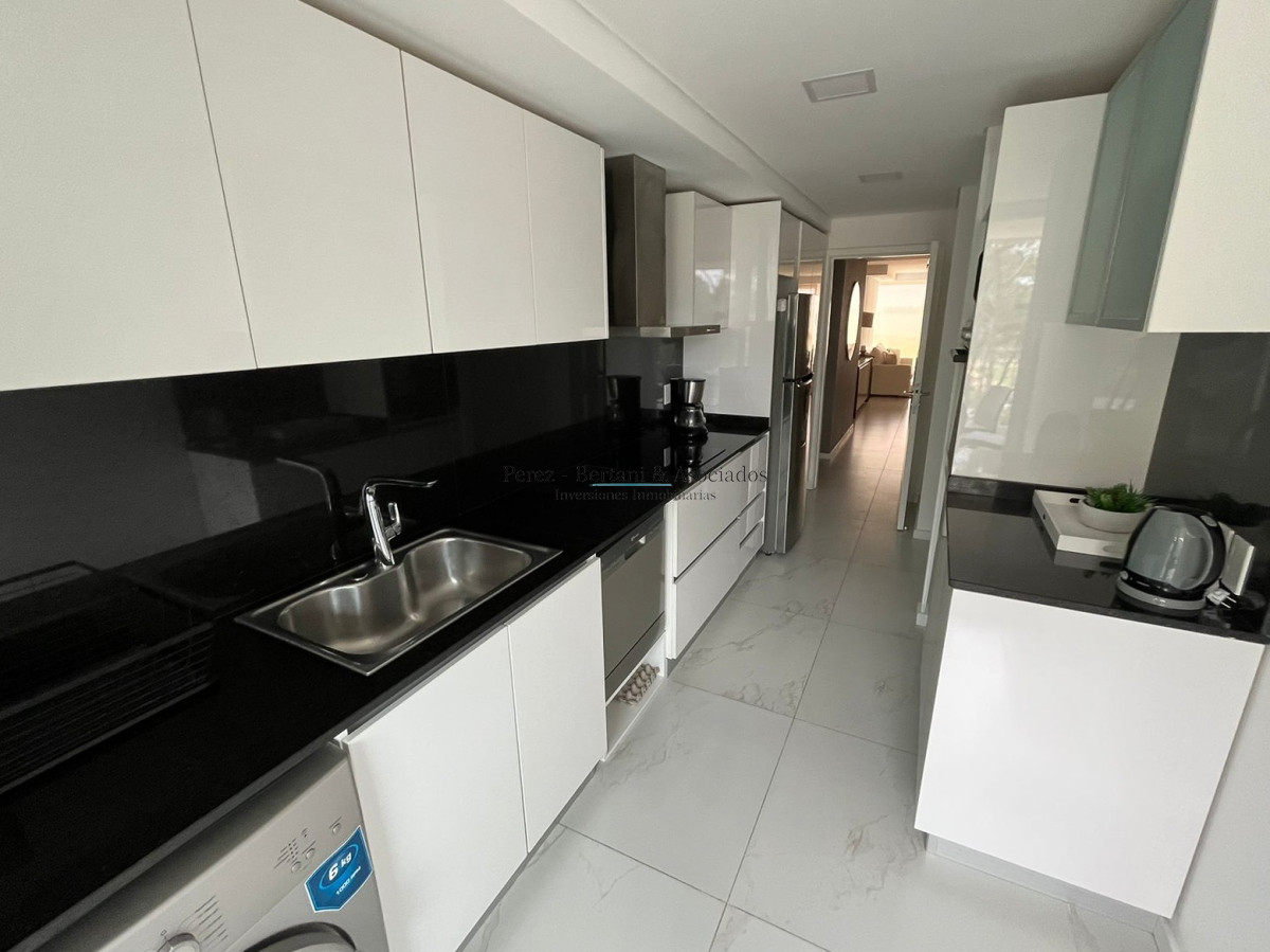 Apartamento ID.184 - Venta Apartamento 3 dormitorios ,con parrillero propio  Primera linea Playa Mansa, Torre con amenities