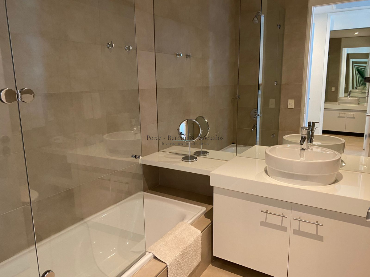 Apartamento ID.583 - Venta Apartamento Primera Linea Playa Brava 3 dormitorios y servicio 
