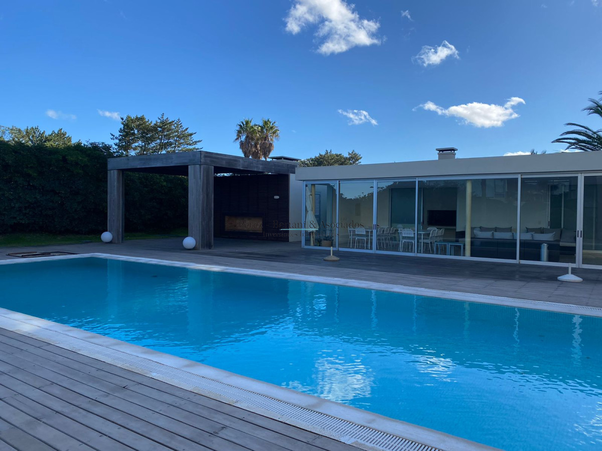 Apartamento ID.583 - Venta Apartamento Primera Linea Playa Brava 3 dormitorios y servicio 