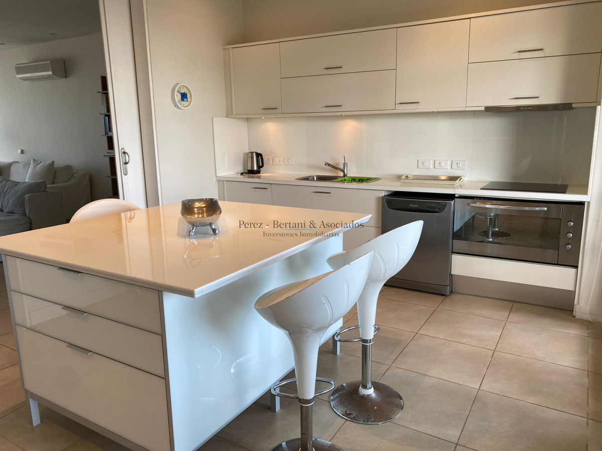 Apartamento ID.583 - Venta Apartamento Primera Linea Playa Brava 3 dormitorios y servicio 