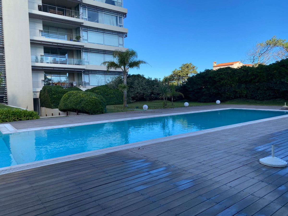 Apartamento ID.583 - Venta Apartamento Primera Linea Playa Brava 3 dormitorios y servicio 