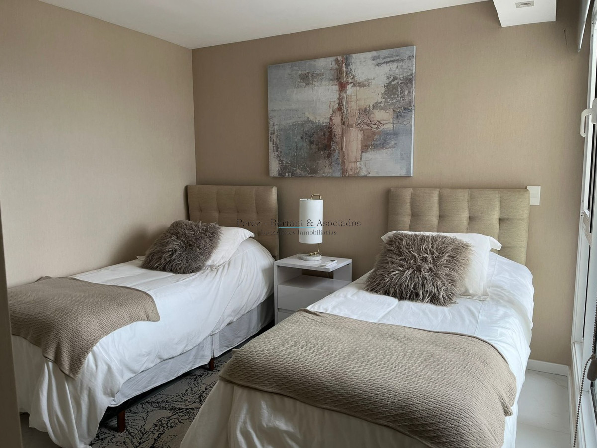 Apartamento ID.184 - Venta Apartamento 3 dormitorios ,con parrillero propio  Primera linea Playa Mansa, Torre con amenities