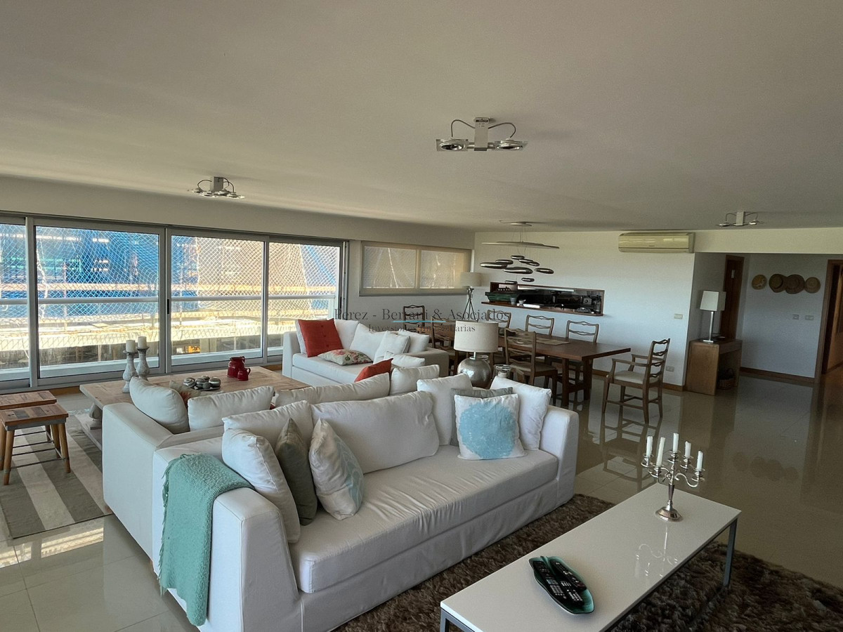Apartamento ID.169 - Venta Apartamento 3 dormitorios y servicio Primera linea Playa Brava Complejo con amenities y espacio verde