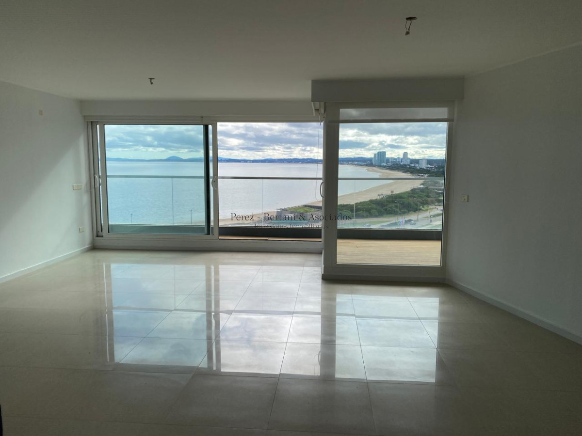 Apartamento ID.600 - Venta Apartamento 3 dormitorios  Primera linea Playa Mansa  Torre con amenities y espacio verde