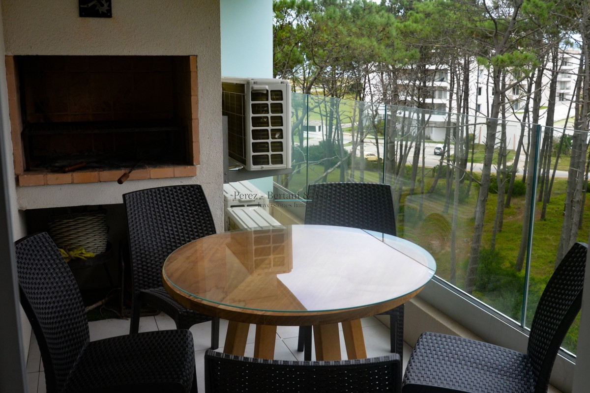 Apartamento ID.184 - Venta Apartamento 3 dormitorios ,con parrillero propio  Primera linea Playa Mansa, Torre con amenities