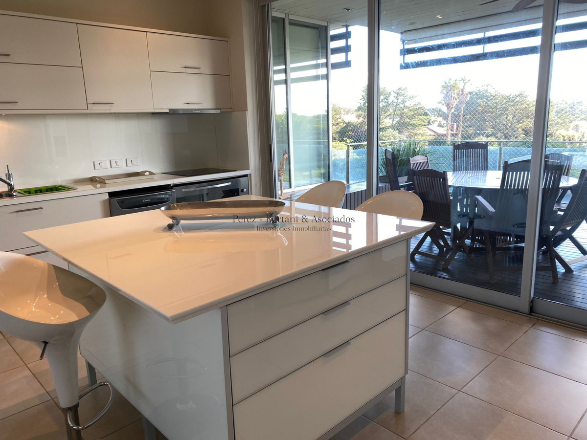 Apartamento ID.583 - Venta Apartamento Primera Linea Playa Brava 3 dormitorios y servicio 