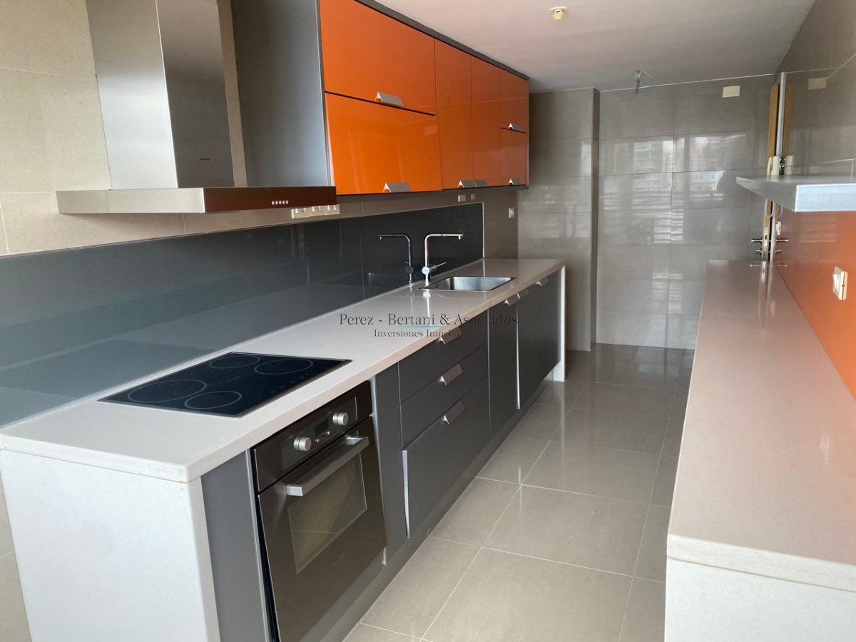 Apartamento ID.600 - Venta Apartamento 3 dormitorios  Primera linea Playa Mansa  Torre con amenities y espacio verde