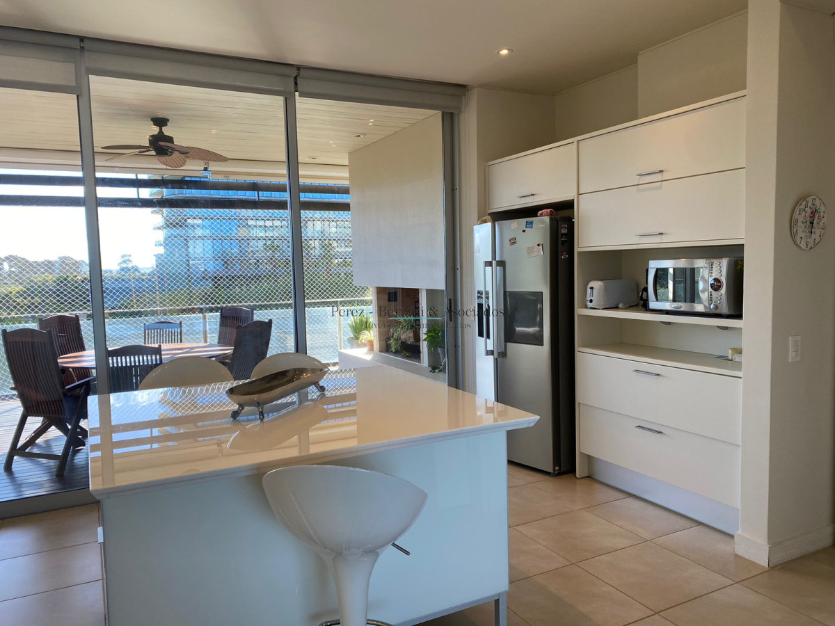 Apartamento ID.583 - Venta Apartamento Primera Linea Playa Brava 3 dormitorios y servicio 