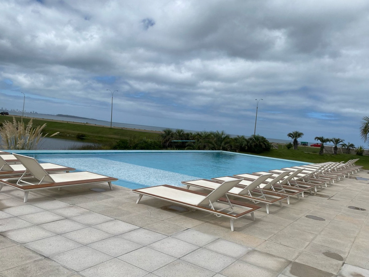 Apartamento ID.184 - Venta Apartamento 3 dormitorios ,con parrillero propio  Primera linea Playa Mansa, Torre con amenities