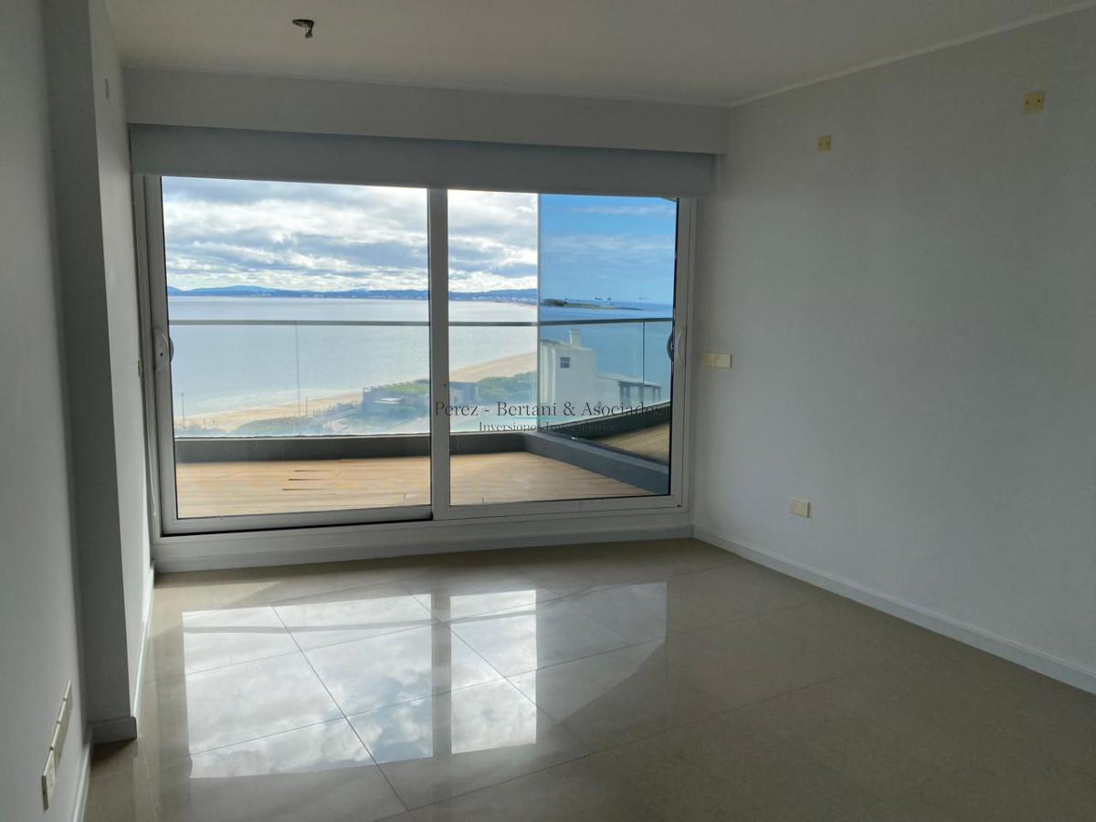 Apartamento ID.600 - Venta Apartamento 3 dormitorios  Primera linea Playa Mansa  Torre con amenities y espacio verde