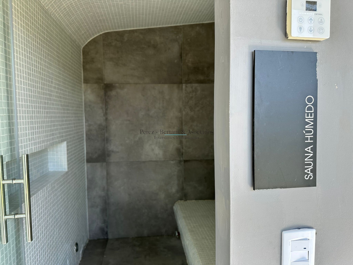 Apartamento ID.911 - Venta de hermoso a apartamento de tres dormitorios en torre con excelente ubicación en Punta del este en torre premium. 