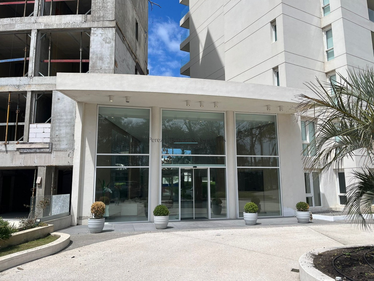 Apartamento ID.184 - Venta Apartamento 3 dormitorios ,con parrillero propio  Primera linea Playa Mansa, Torre con amenities