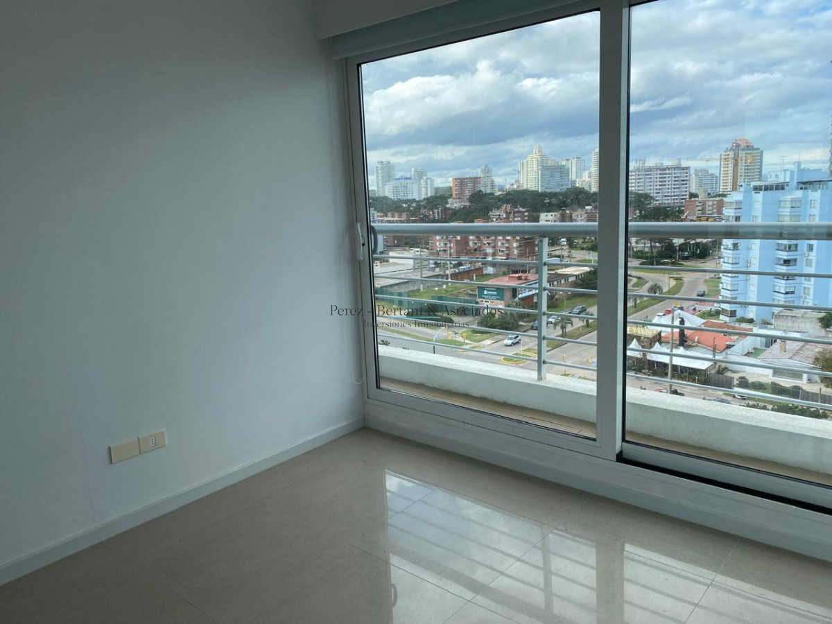 Apartamento ID.600 - Venta Apartamento 3 dormitorios  Primera linea Playa Mansa  Torre con amenities y espacio verde