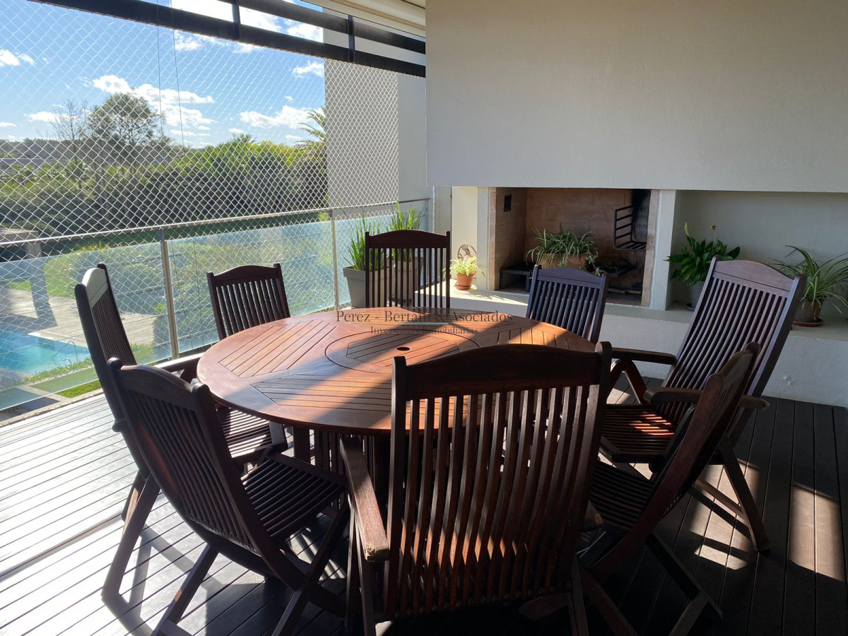 Apartamento ID.583 - Venta Apartamento Primera Linea Playa Brava 3 dormitorios y servicio 