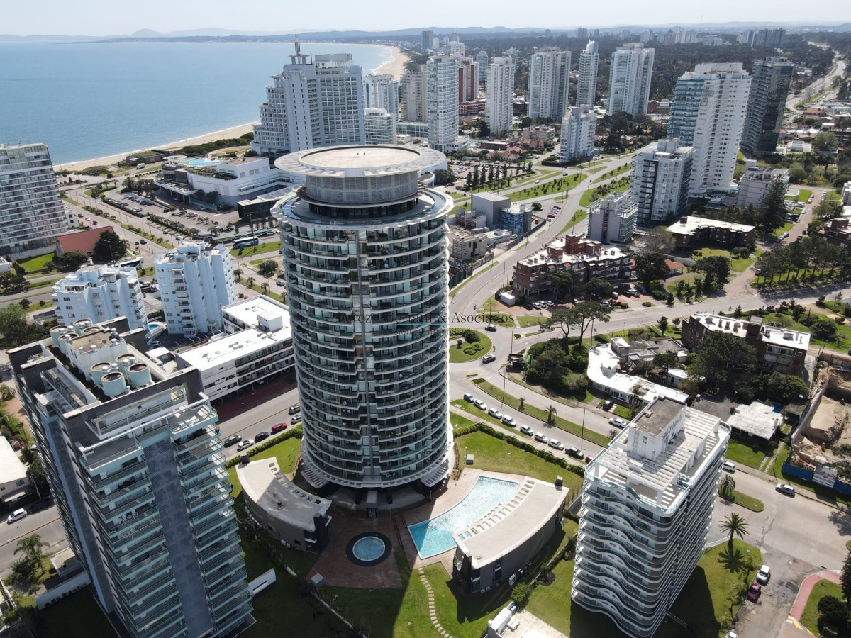 Apartamento ID.911 - Venta de hermoso a apartamento de tres dormitorios en torre con excelente ubicación en Punta del este en torre premium. 