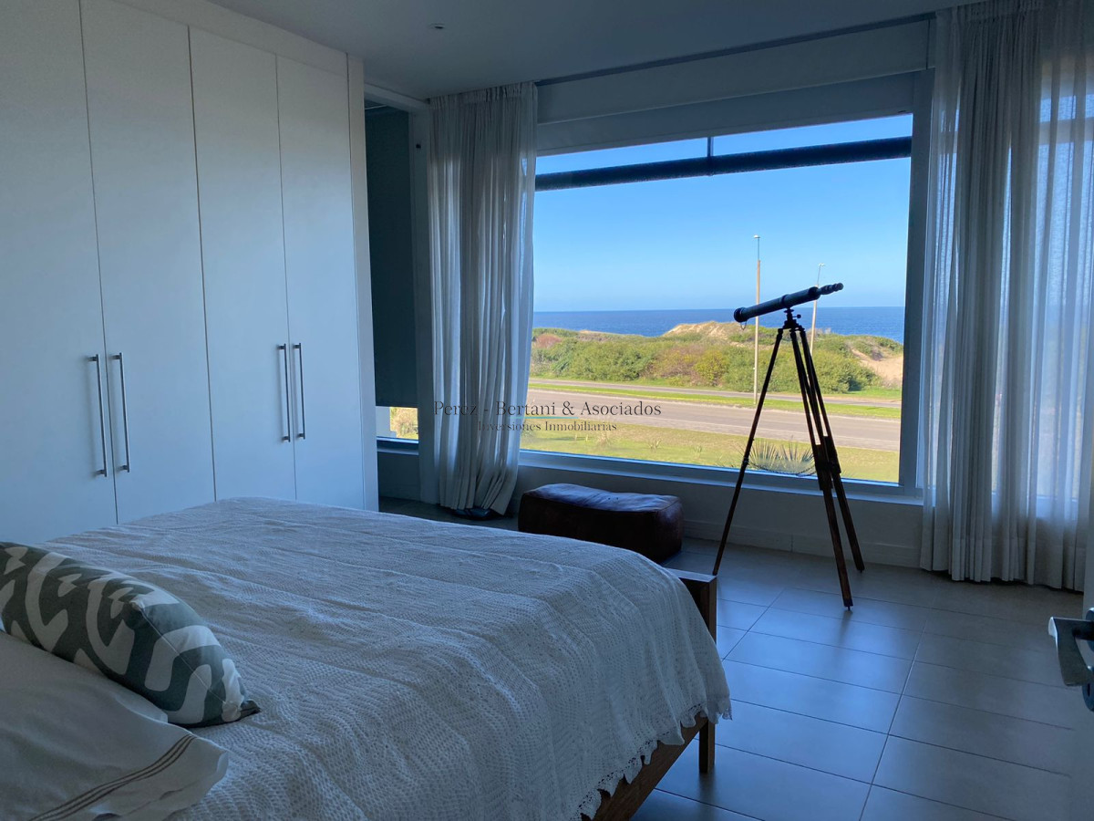 Apartamento ID.583 - Venta Apartamento Primera Linea Playa Brava 3 dormitorios y servicio 