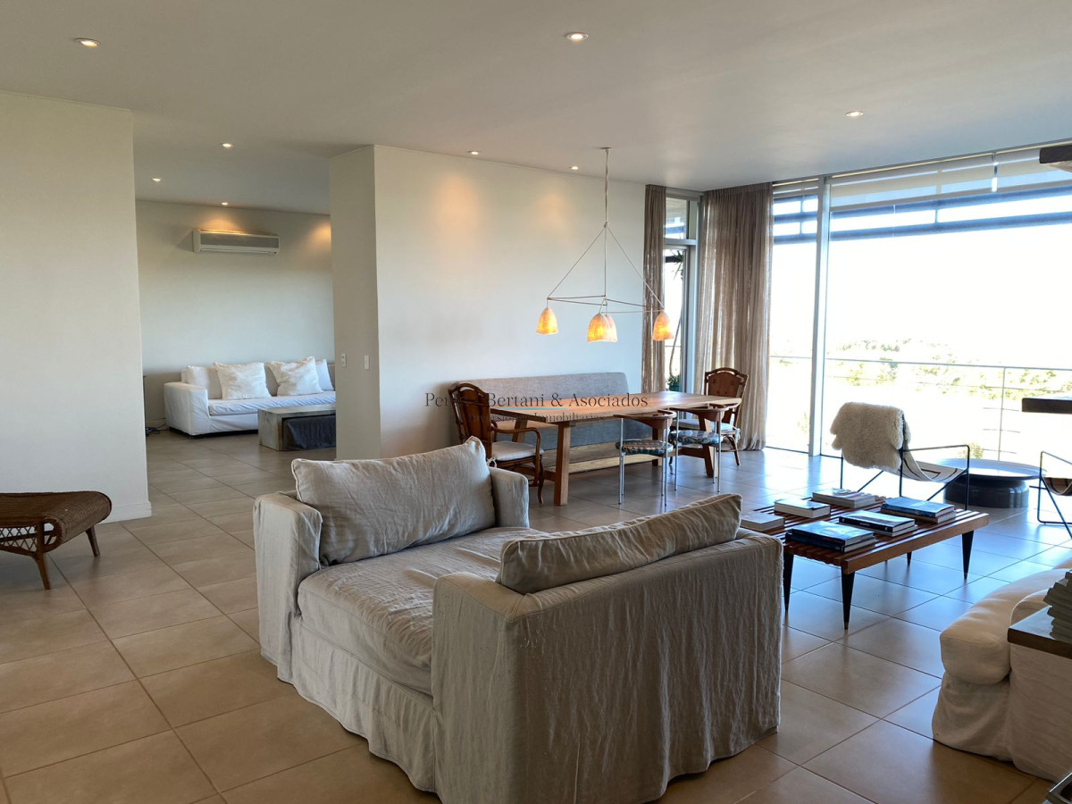 Apartamento ID.583 - Venta Apartamento Primera Linea Playa Brava 3 dormitorios y servicio 