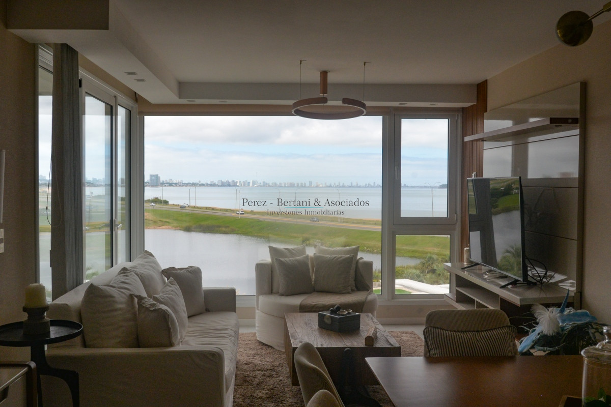 Apartamento ID.184 - Venta Apartamento 3 dormitorios ,con parrillero propio  Primera linea Playa Mansa, Torre con amenities