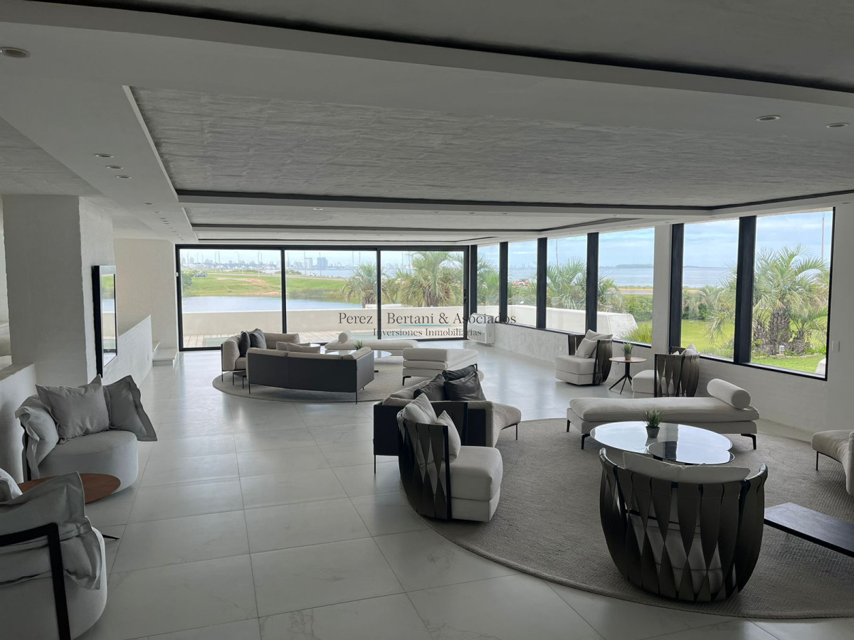 Apartamento ID.184 - Venta Apartamento 3 dormitorios ,con parrillero propio  Primera linea Playa Mansa, Torre con amenities