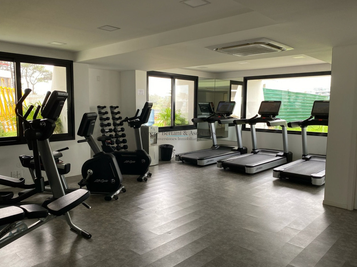 Apartamento ID.184 - Venta Apartamento 3 dormitorios ,con parrillero propio  Primera linea Playa Mansa, Torre con amenities