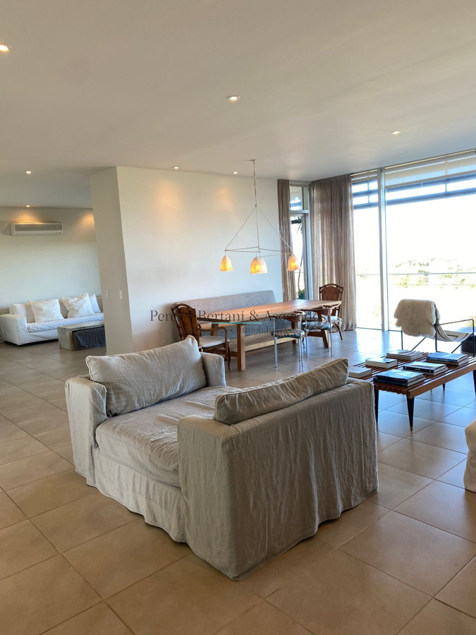 Apartamento ID.583 - Venta Apartamento Primera Linea Playa Brava 3 dormitorios y servicio 