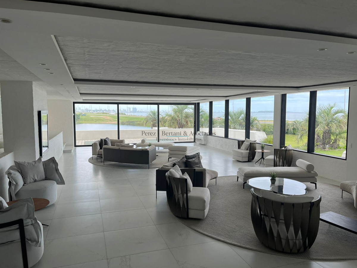 Apartamento ID.184 - Venta Apartamento 3 dormitorios ,con parrillero propio  Primera linea Playa Mansa, Torre con amenities