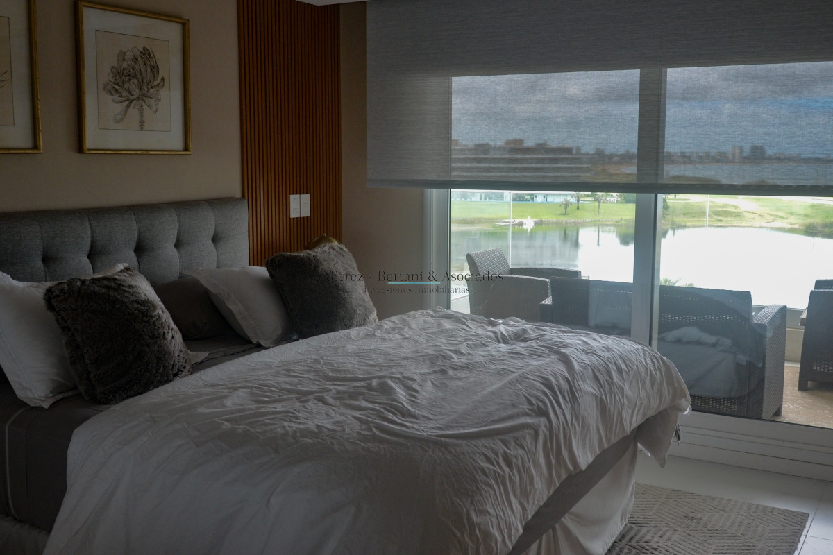Apartamento ID.184 - Venta Apartamento 3 dormitorios ,con parrillero propio  Primera linea Playa Mansa, Torre con amenities