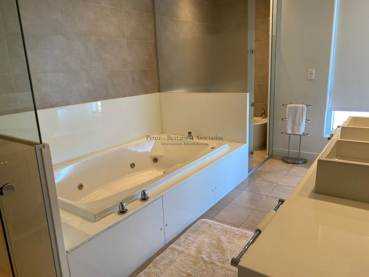 Apartamento ID.583 - Venta Apartamento Primera Linea Playa Brava 3 dormitorios y servicio 