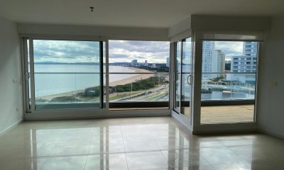 Venta Apartamento 3 dormitorios  Primera linea Playa Mansa  Torre con amenities y espacio verde