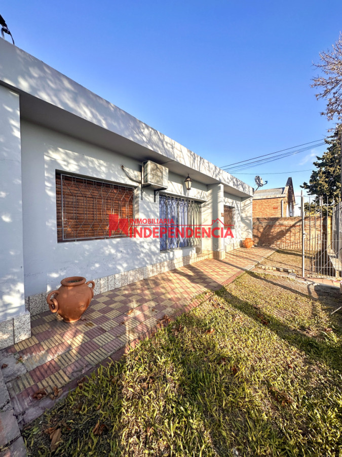 Casa ID.320 - Casa en alquiler con fondo y garaje