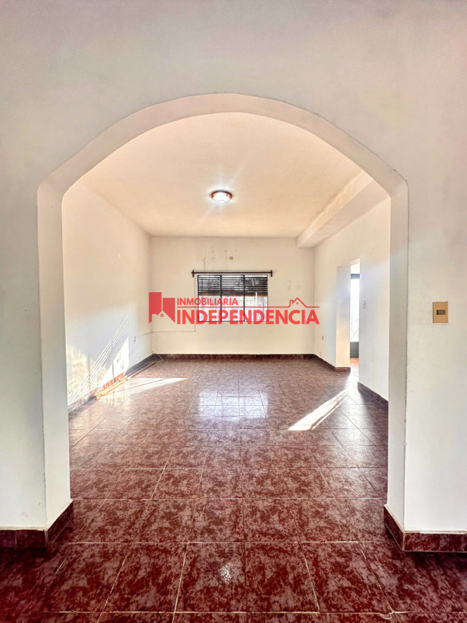 Casa ID.320 - Casa en alquiler con fondo y garaje