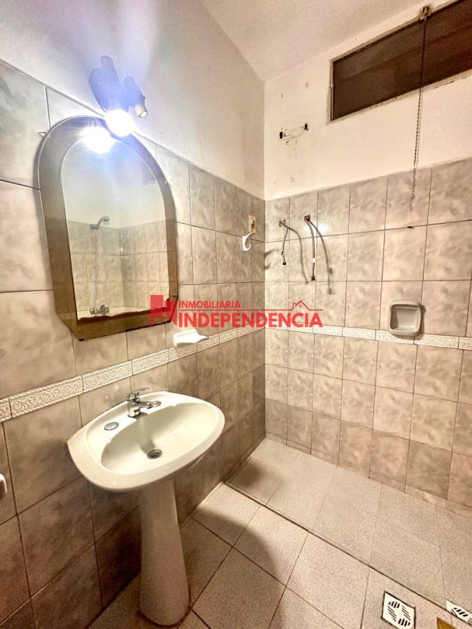 Casa ID.320 - Casa en alquiler con fondo y garaje