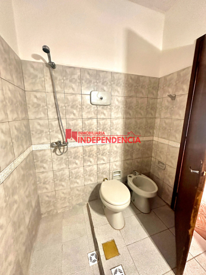 Casa ID.320 - Casa en alquiler con fondo y garaje