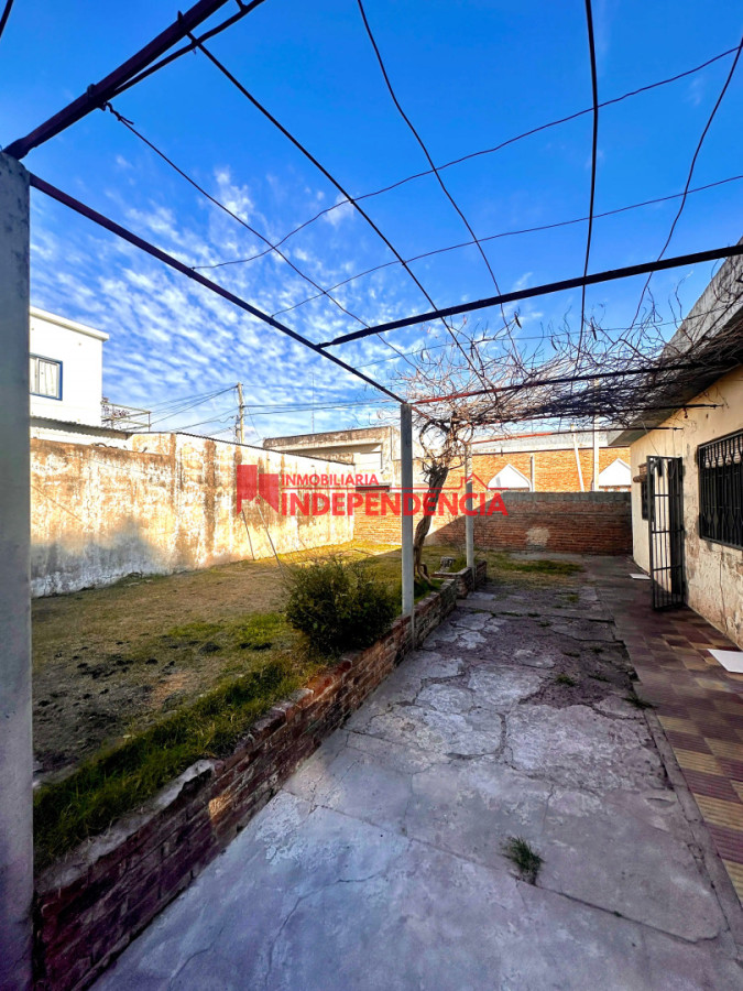 Casa ID.320 - Casa en alquiler con fondo y garaje