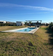 Chacra en venta con piscina zona Golf