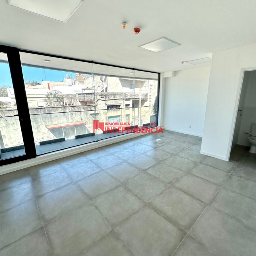 Oficina ID.160 - Oficina de 28 m² en Torre de la Defensa con balcón hacia Zorrilla de San Martín