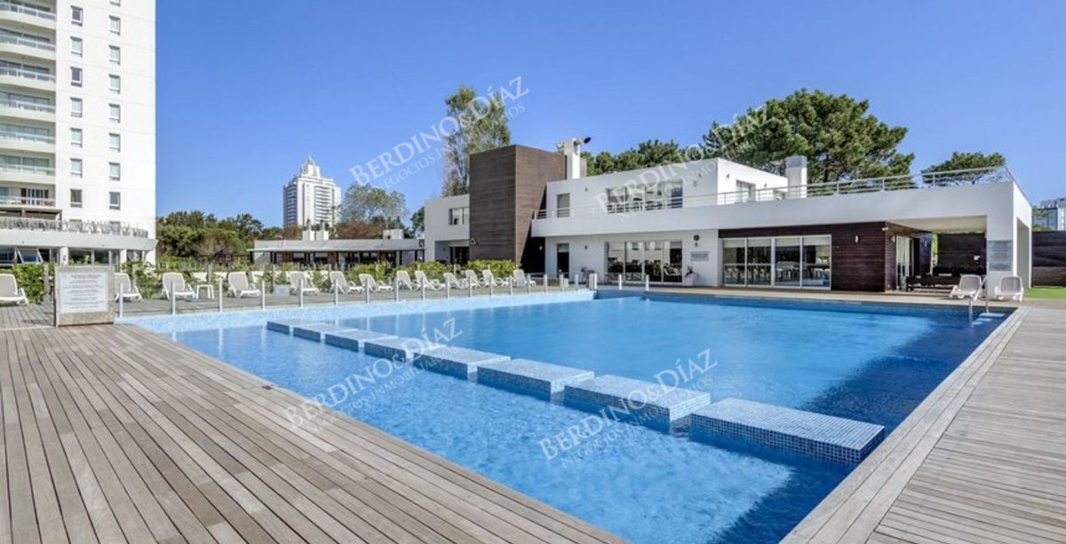 Apartamento ID.3026 - Apartamento en venta 2 dormitorios Aidy Grill Punta del Este Ocean Drive piso alto vista al mar
