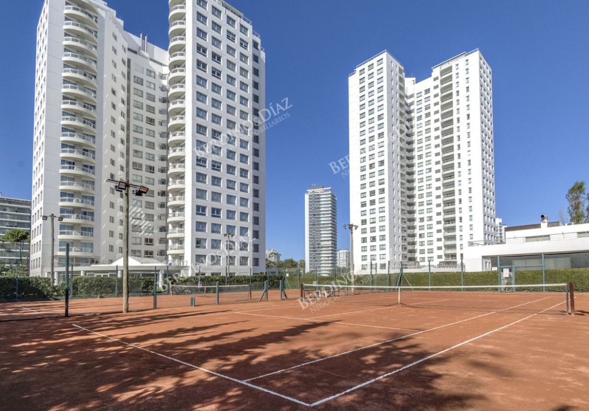 Apartamento ID.3026 - Apartamento en venta 2 dormitorios Aidy Grill Punta del Este Ocean Drive piso alto vista al mar