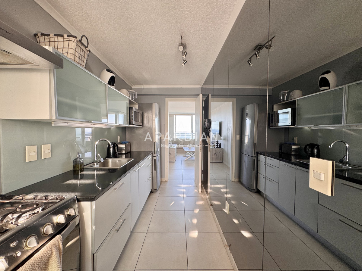 Apartamento ID.21099174 - Apartamento en venta 2 dormitorios Aidy Grill Punta del Este Ocean Drive piso alto vista al mar