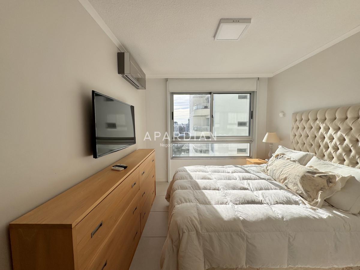 Apartamento ID.21099174 - Apartamento en venta 2 dormitorios Aidy Grill Punta del Este Ocean Drive piso alto vista al mar
