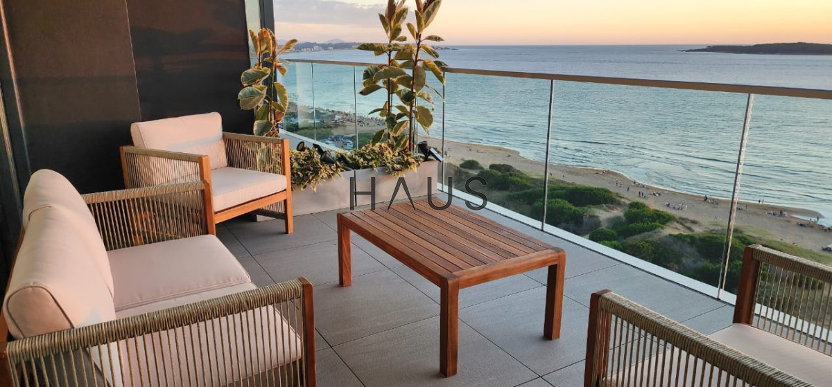 Apartamento ID.335 -  Tu Refugio en la Mansa: Elegancia y Confort a Pasos del Mar