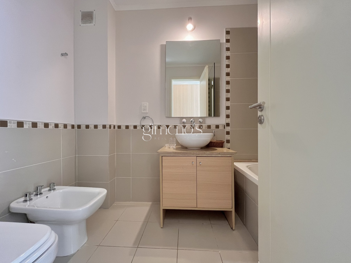 Apartamento ID.790 - Apartamento alquiler anual Punta del este 3 dormitorios más dependencia Aidy grill